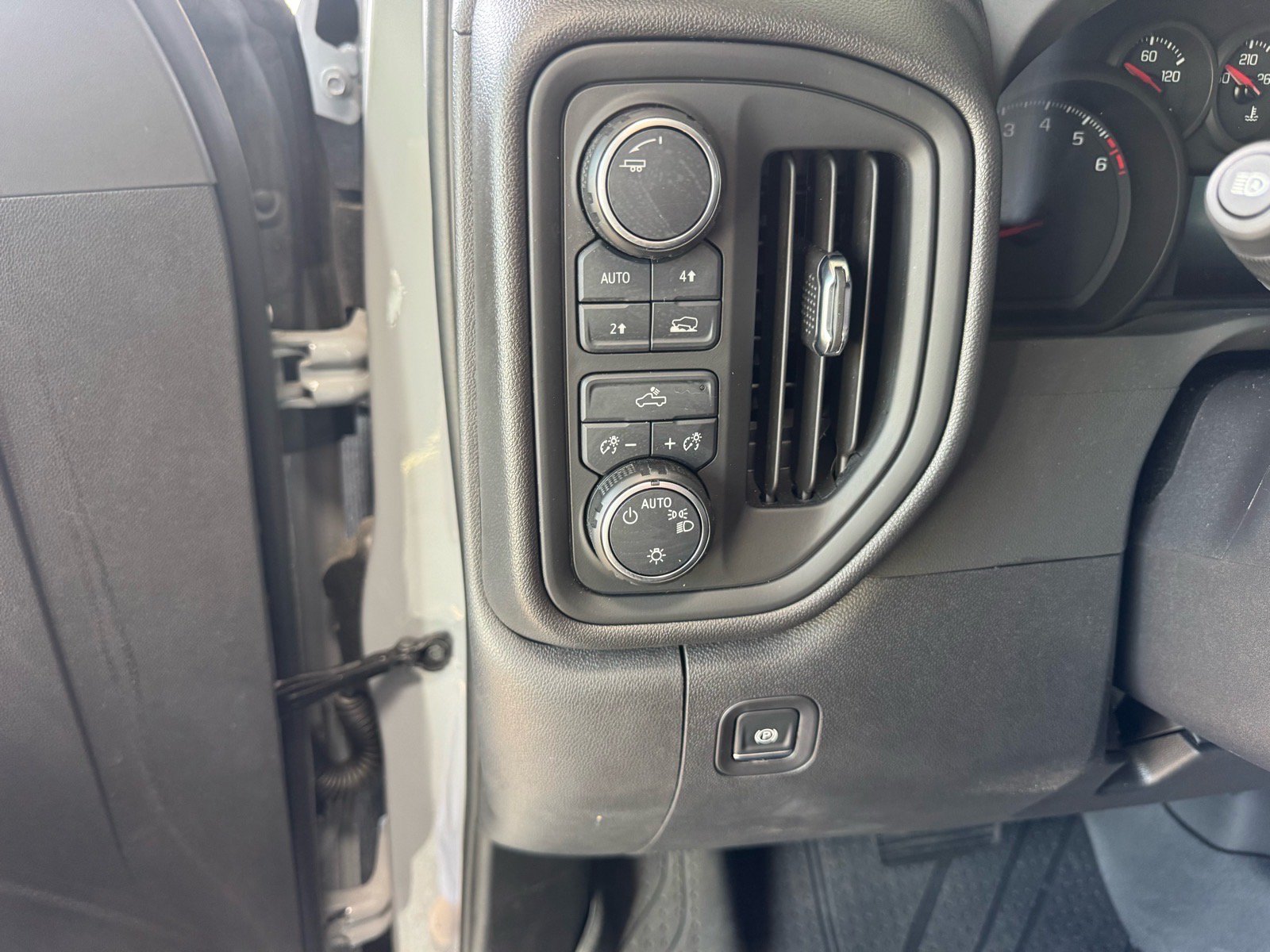 Used 2025 Chevrolet Silverado 1500 Custom w/ Turbomax Blackout Package AWD/4WD image 17