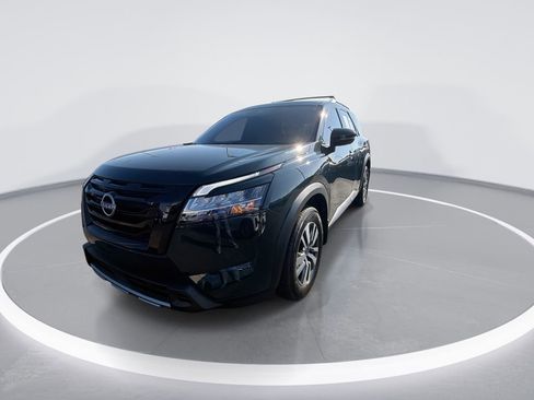 Used 2024 Nissan Pathfinder SL w/ Black Appearance Package AWD/4WD image 4