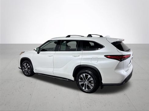 Used 2022 Toyota Highlander XLE AWD/4WD image 8