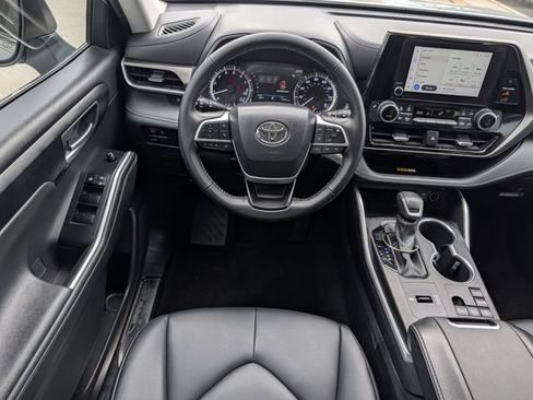 Used 2023 Toyota Highlander XLE FWD image 11