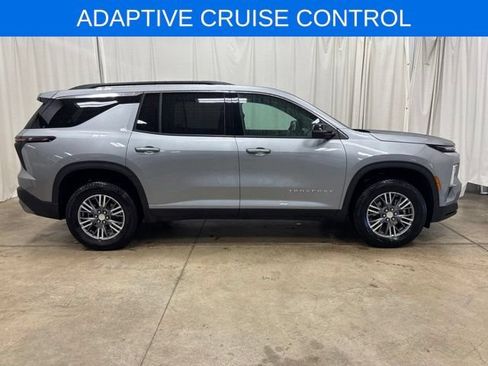 Used 2026 Chevrolet Traverse LT FWD image 2