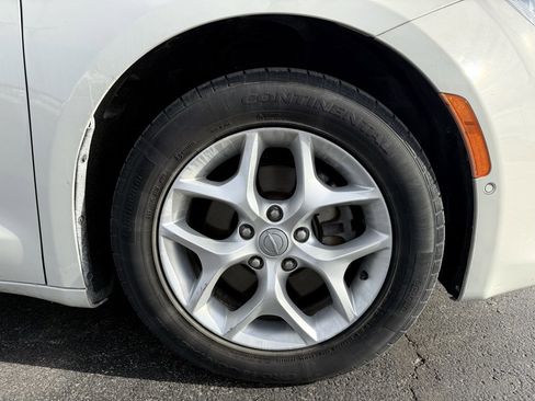 Used 2017 Chrysler Pacifica Touring-L Plus w/ Advanced Safetytec Group image 9