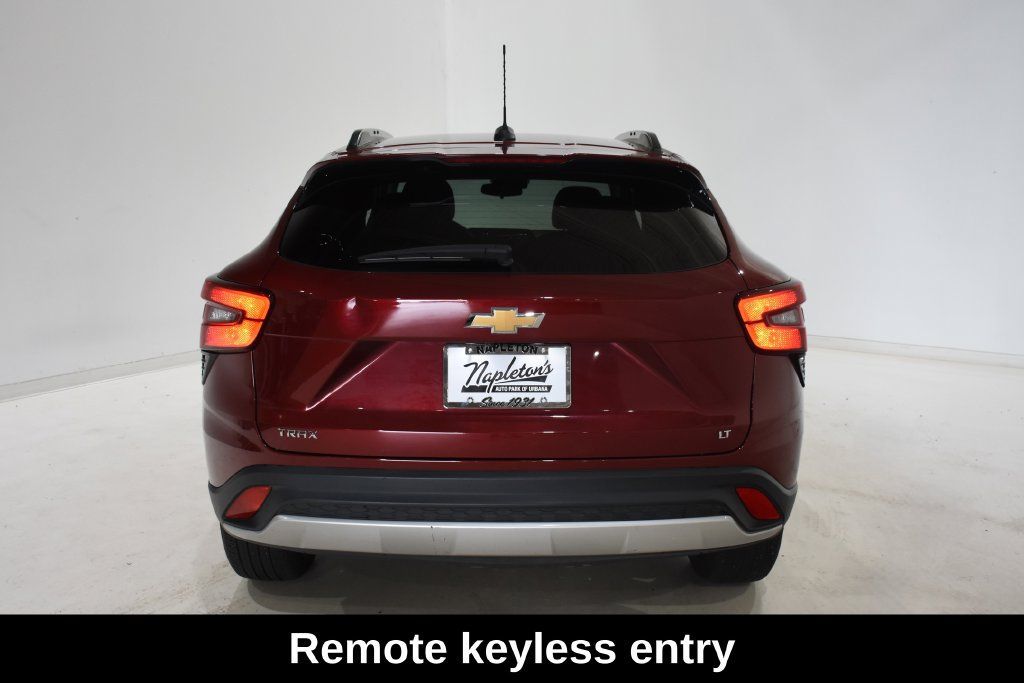Used 2025 Chevrolet Trax LT w/ LT Convenience Package FWD image 5