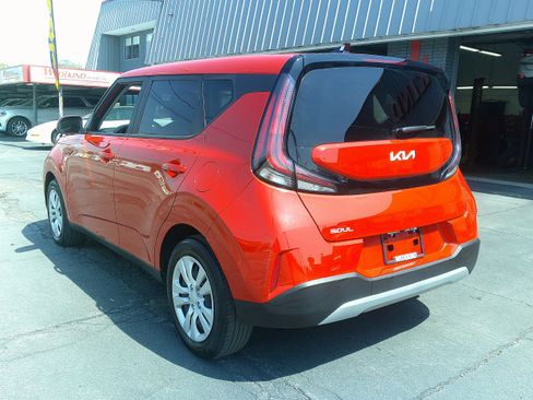 Used 2023 Kia Soul LX FWD image 3