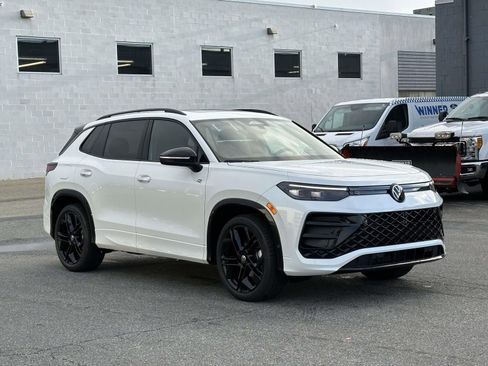 New 2026 Volkswagen Tiguan SE R-Line image 8