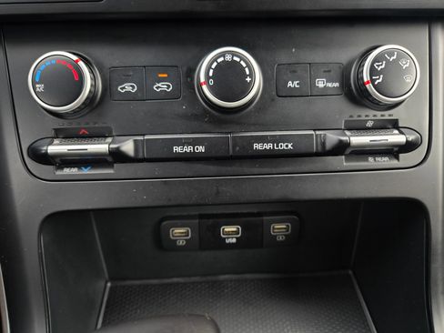 Used 2024 Kia Carnival LX FWD image 29