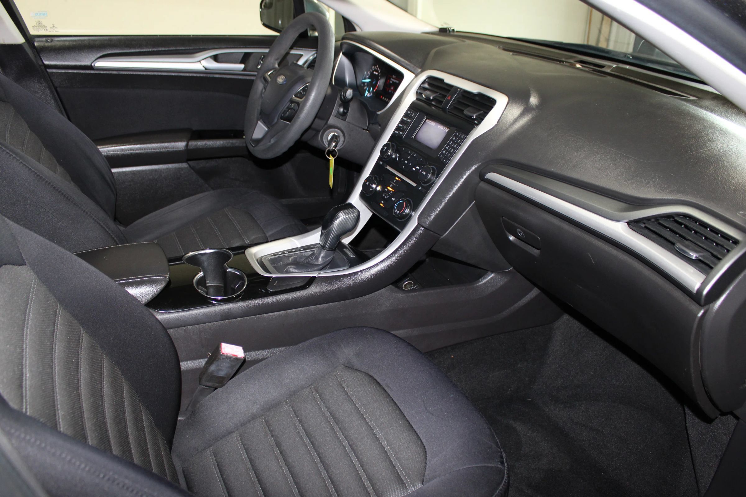 Used 2014 Ford Fusion SE FWD image 24