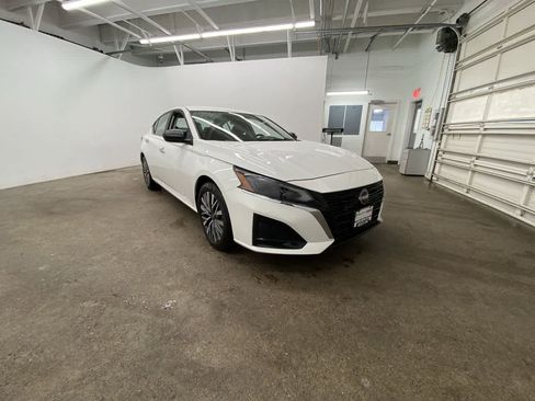 Used 2025 Nissan Altima 2.5 SV image 8