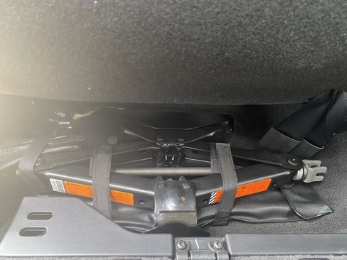 Used 2024 Nissan Titan SV w/ SV Convenience Package image 28