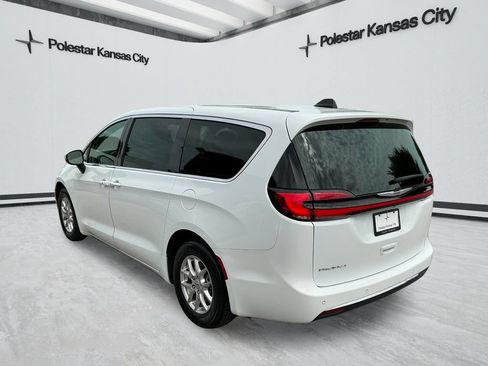 Used 2023 Chrysler Pacifica Touring-L FWD image 7