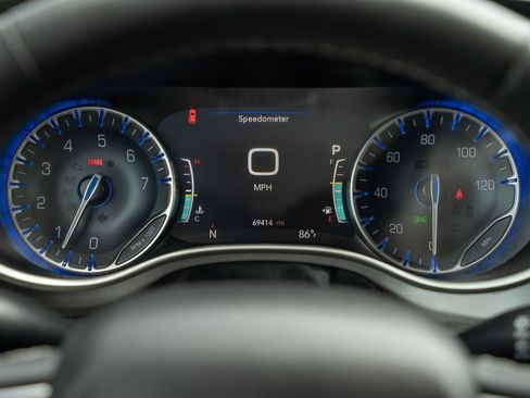 Used 2023 Chrysler Pacifica Touring-L FWD image 33