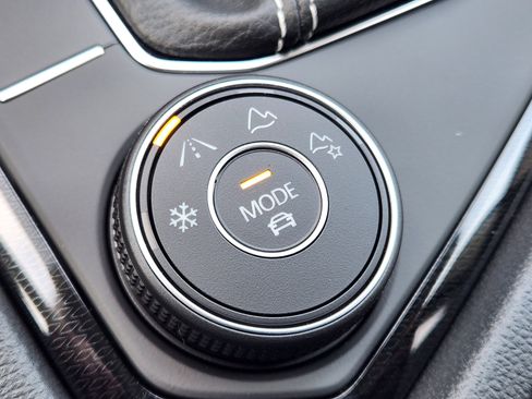 Certified 2025 Volkswagen Taos SE image 31