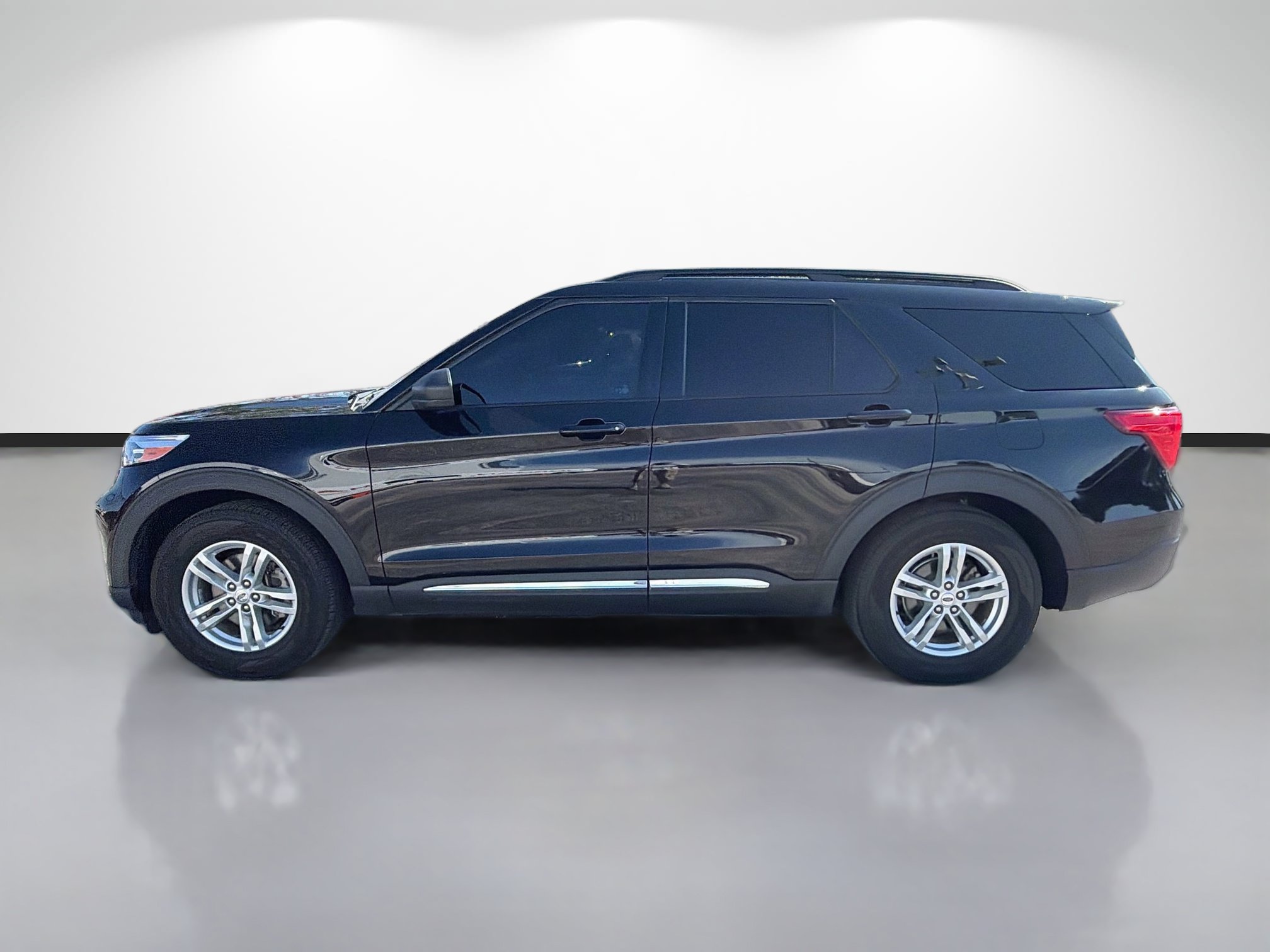 Used 2023 Ford Explorer XLT w/ Equipment Group 202A RWD image 2