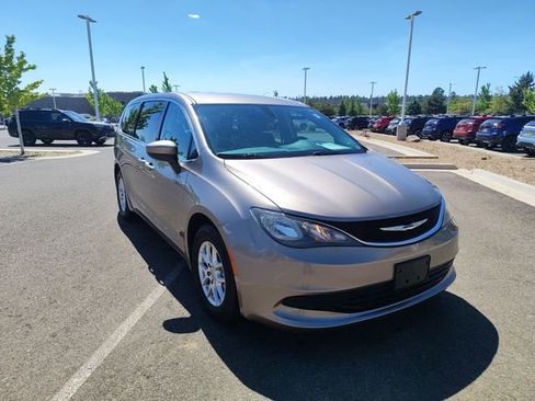 Used 2017 Chrysler Pacifica LX FWD image 1