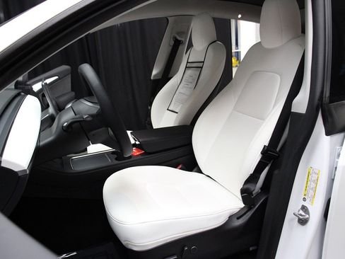 Used 2022 Tesla Model Y Long Range image 20