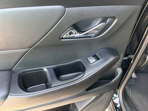 Used 2023 Chevrolet Traverse LT image 43