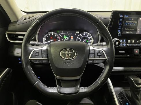Used 2022 Toyota Highlander XLE AWD/4WD image 19
