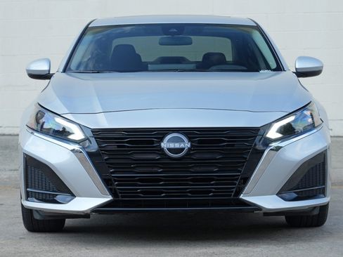 Used 2025 Nissan Altima 2.5 SV w/ SV Premium Package FWD image 6