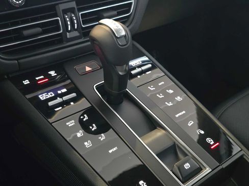Used 2025 Porsche Macan AWD/4WD image 30