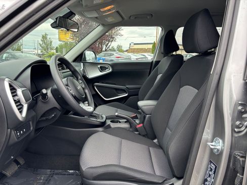 Used 2025 Kia Soul LX w/ LX Technology Package FWD image 24