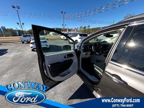 Used 2022 Chrysler Pacifica Limited w/ Uconnect Theater Family Group image 30