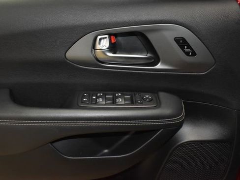 Certified 2025 Chrysler Pacifica Select image 28