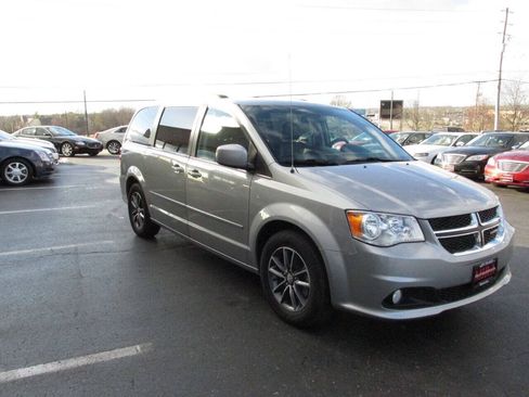 Used 2017 Dodge Grand Caravan SXT FWD image 5