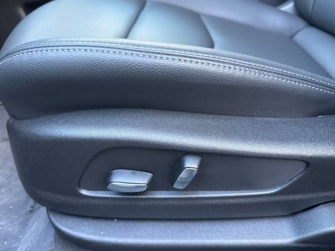 Used 2025 Cadillac XT6 Luxury FWD image 12