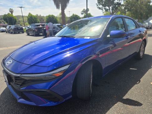 Certified 2025 Hyundai Elantra SE w/ Cargo Package image 3