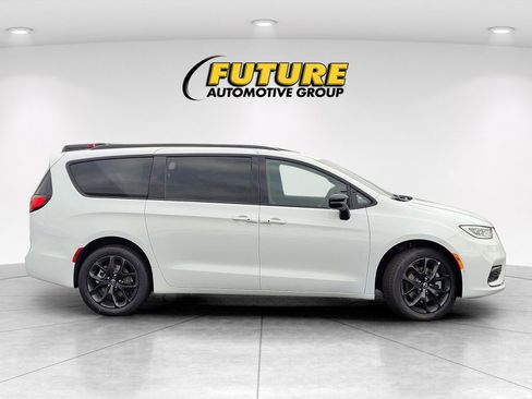 New 2026 Chrysler Pacifica Limited w/ Uconnect Theater Family Group image 8
