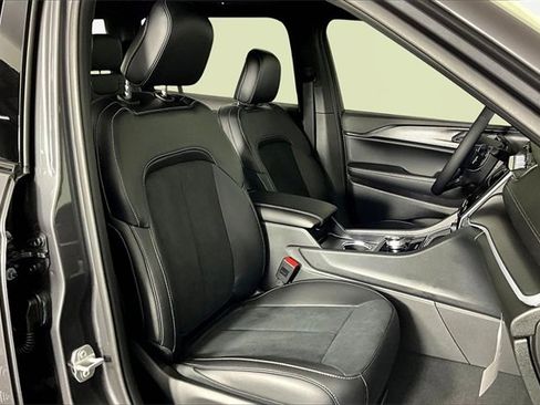 New 2025 Jeep Grand Cherokee L Altitude image 11