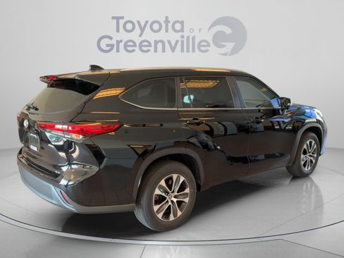 Used 2023 Toyota Highlander XLE FWD image 6