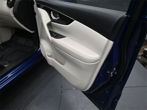 Used 2017 Nissan Rogue Sport SL w/ SL Premium Package image 37