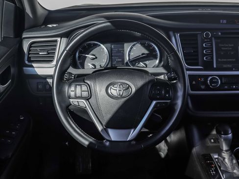 Used 2018 Toyota Highlander SE image 27