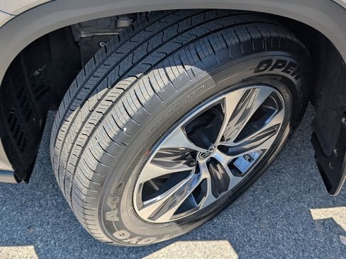 Used 2025 Toyota Highlander XLE image 21