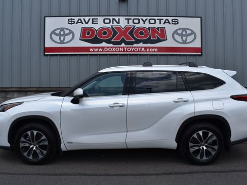 Used 2022 Toyota Highlander XLE AWD/4WD image 4