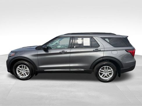 Used 2025 Ford Explorer Active AWD/4WD image 2