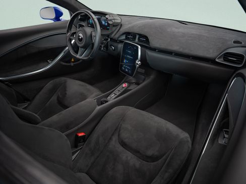 Used 2024 McLaren Artura RWD image 8