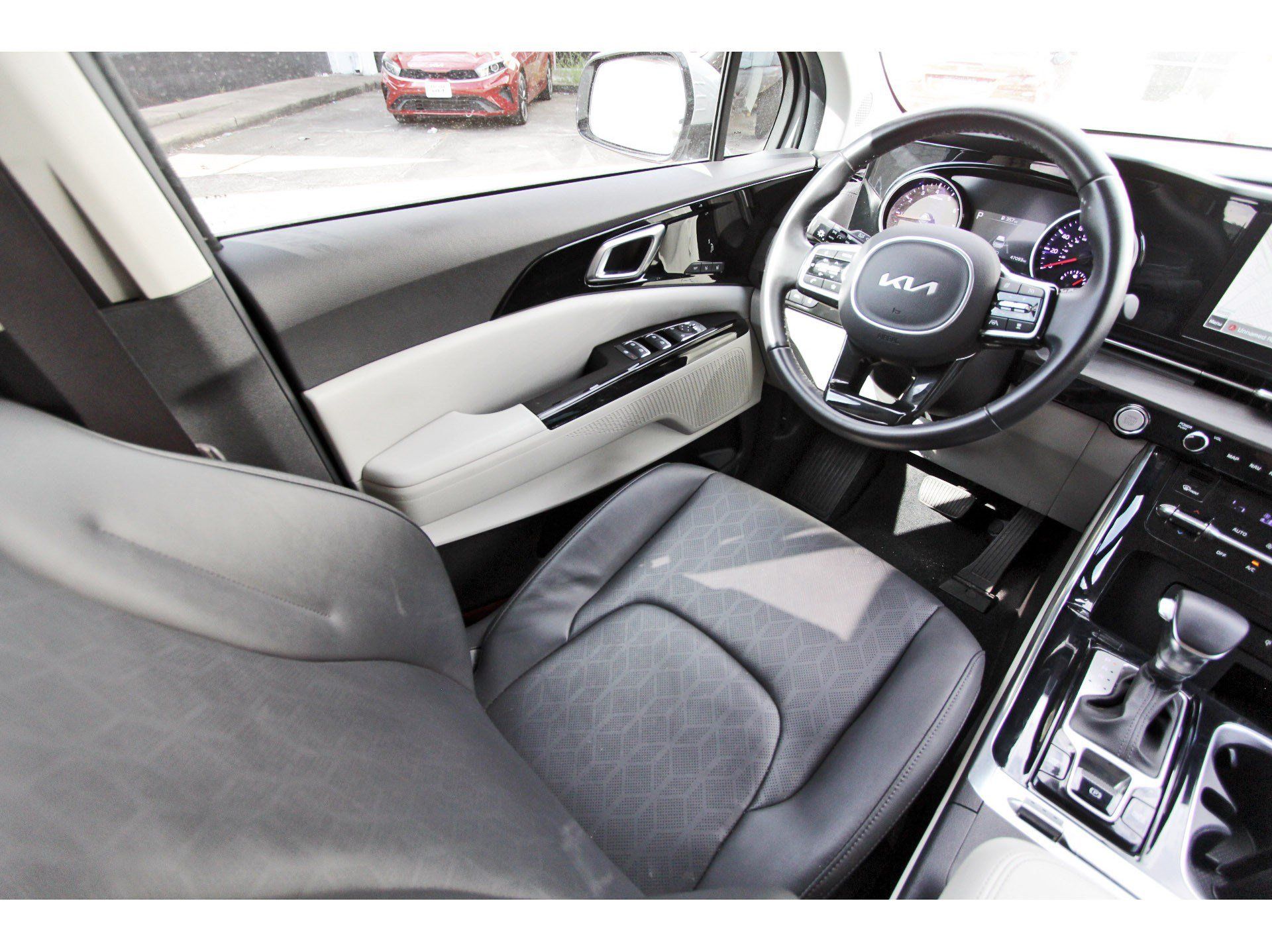 Certified 2022 Kia Carnival SX FWD image 12