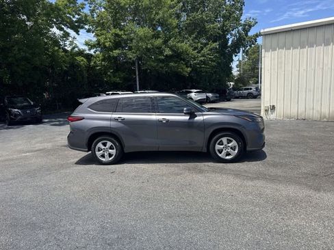 Used 2022 Toyota Highlander L FWD image 4