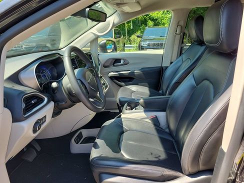 Used 2023 Chrysler Pacifica Touring-L FWD image 9