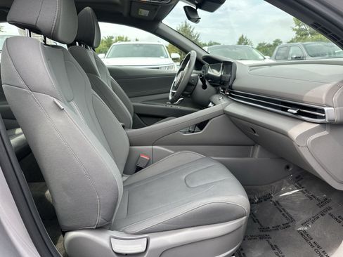 Used 2025 Hyundai Elantra SEL FWD image 28