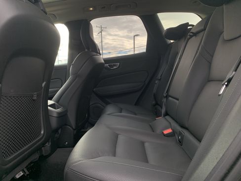 Used 2025 Volvo XC60 B5 Plus image 32