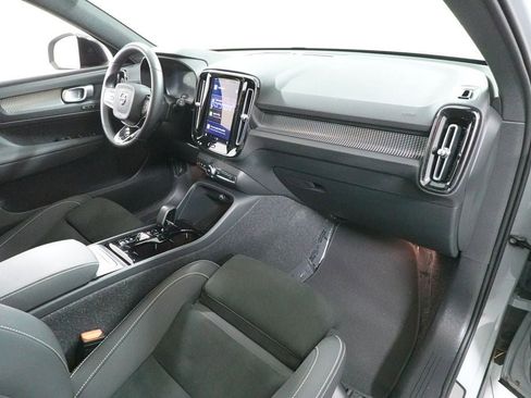 Used 2025 Volvo XC40 B5 Plus AWD/4WD image 32
