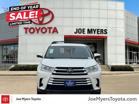 Used 2017 Toyota Highlander LE image 3