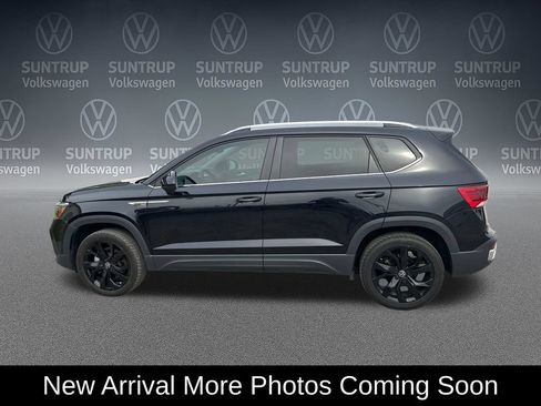 Used 2023 Volkswagen Taos SE w/ Panoramic Sunroof Package FWD image 3