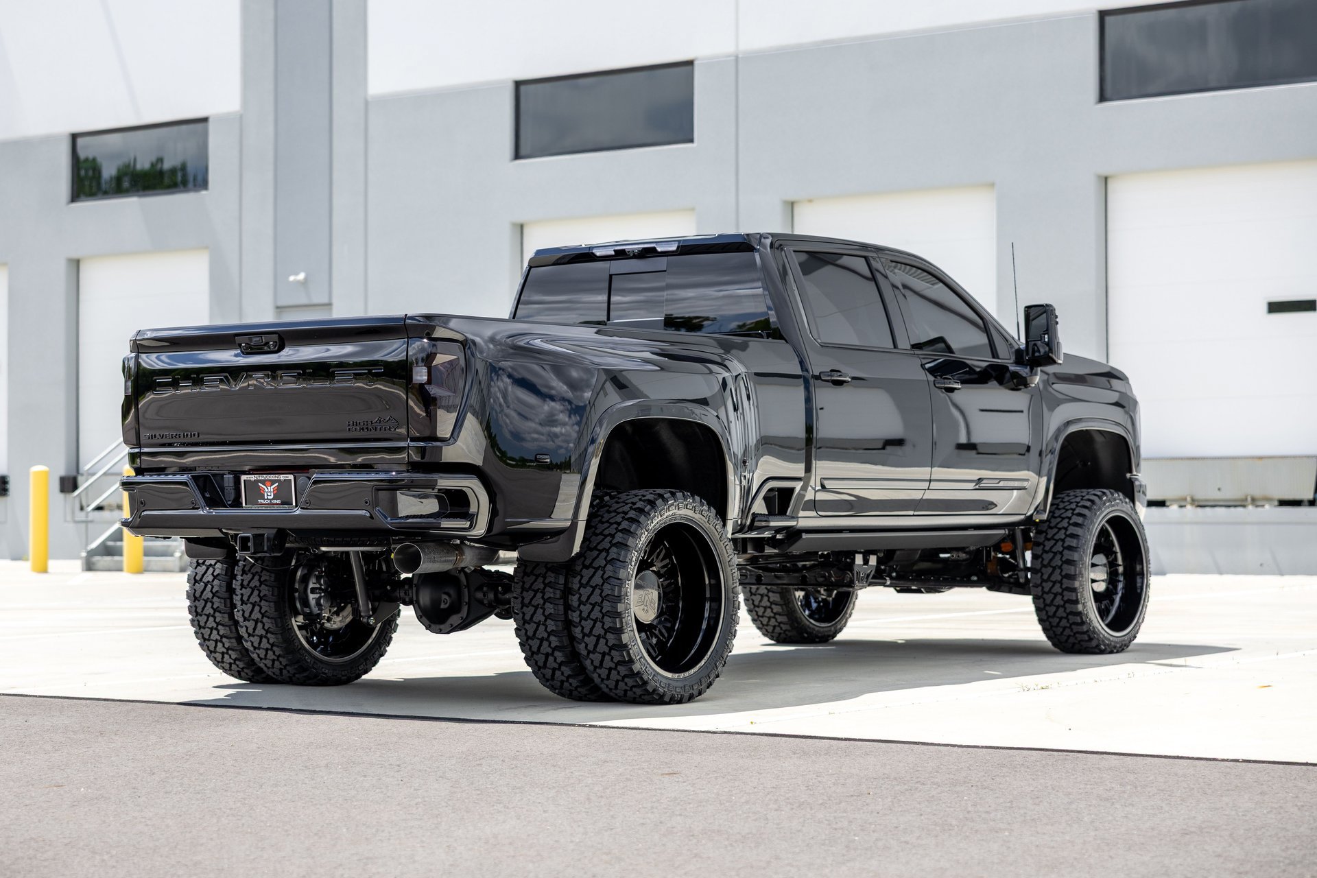 Used 2026 Chevrolet Silverado 3500 High Country w/ High Country Premium Package AWD/4WD image 18