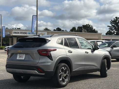 Used 2025 Chevrolet Trax LT w/ LT Convenience Package FWD image 8