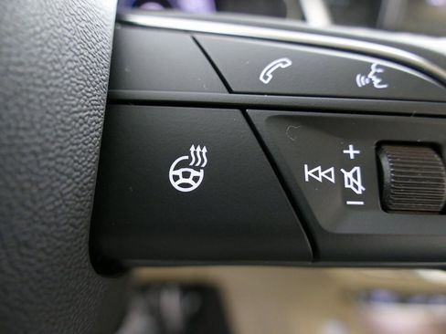 Used 2024 Audi Q5 e Premium w/ Convenience Package image 18