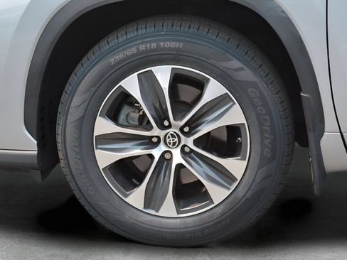 Certified 2024 Toyota Highlander XLE AWD/4WD image 35